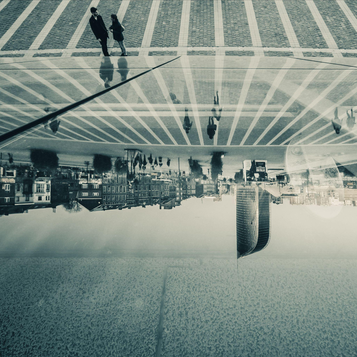 Một đô thị có thể đầy người – nhưng trống vắng kết nối, khi những khoảng trống chung chỉ còn là hình khối, không còn là điểm gặp gỡ. Ảnh: Thế giới trong gương – Đồng Lâm Thanh Tùng Một đô thị có thể đầy người – nhưng trống vắng kết nối, khi những khoảng trống chung chỉ còn là hình khối, không còn là điểm gặp gỡ. Ảnh: Thế giới trong gương – Đồng Lâm Thanh Tùng