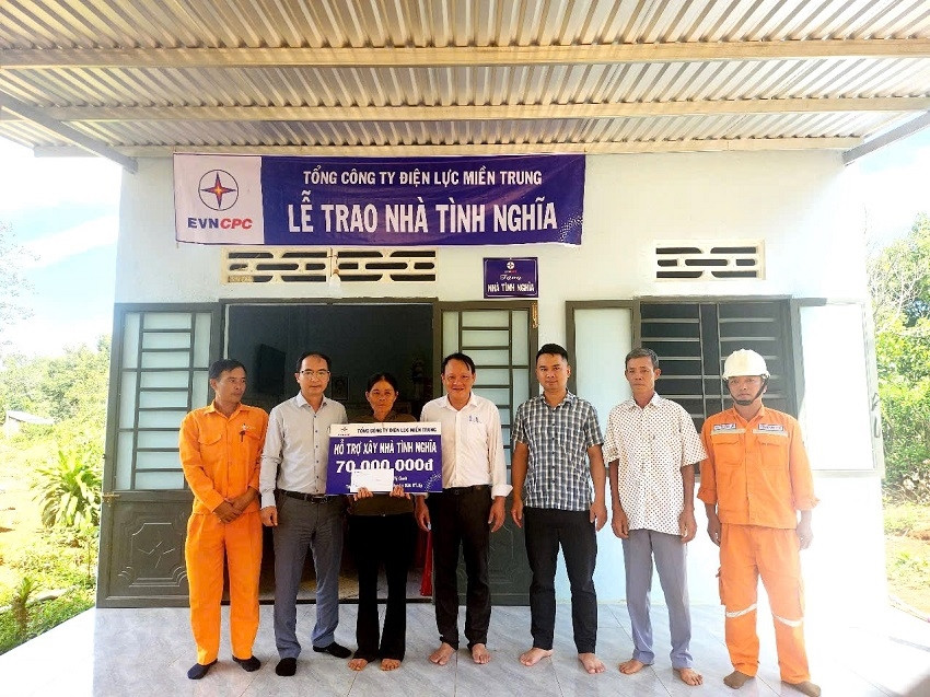 Gia đình bà Trần Thị Oanh hạnh phúc trong lễ bàn giao nhà tình nghĩa