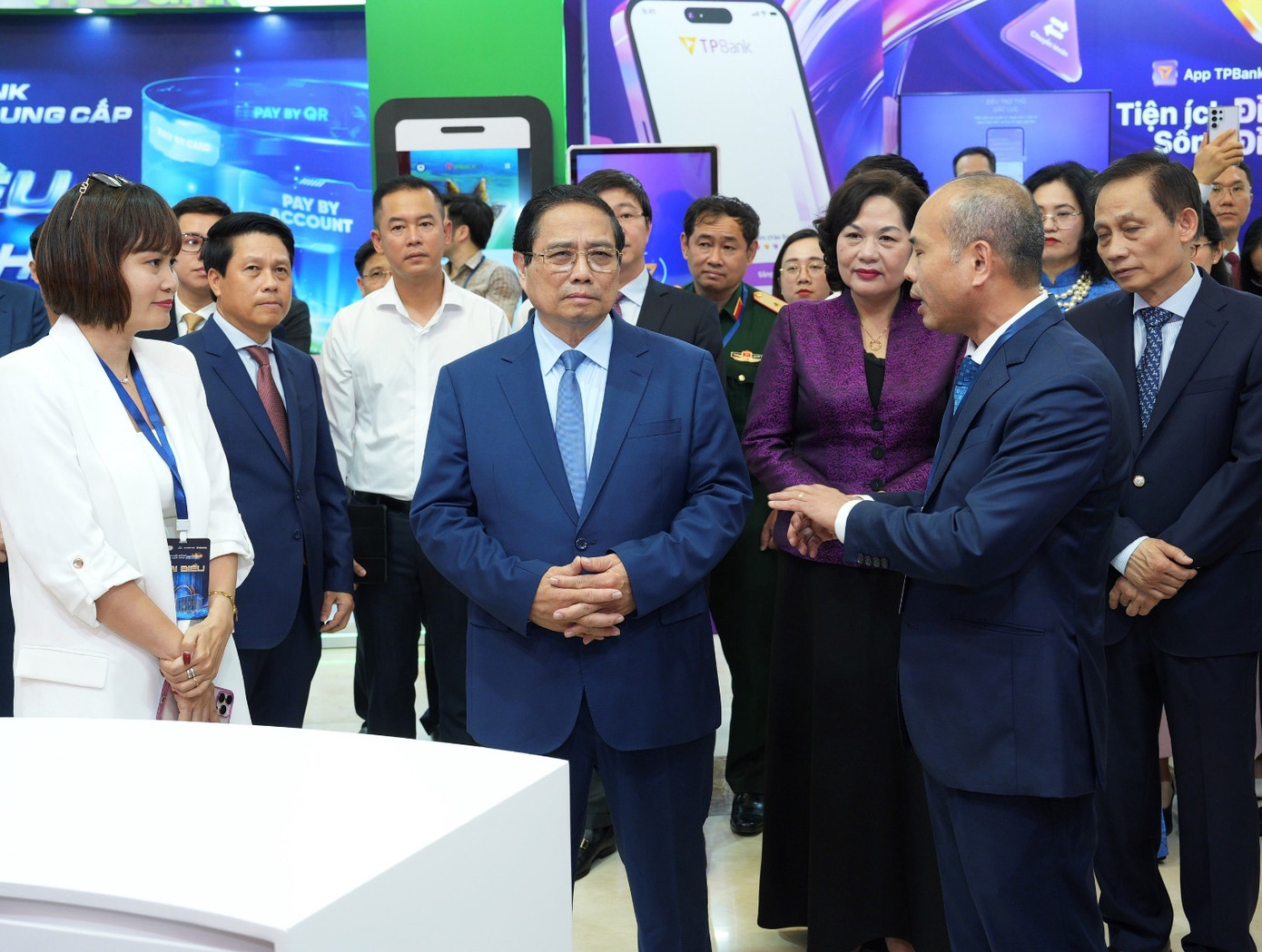 Ông Nguyễn Phi Hùng – Phó Tổng Giám đốc MSB đang trình bày với Thủ tướng Chính phủ Phạm Minh Chính giải pháp số hóa của MSB