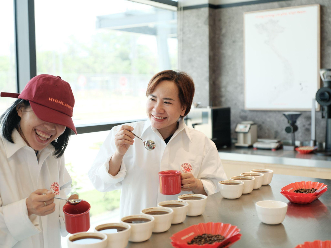 Thương hiệu cam kết đồng hành cùng Việt Nam nắm bắt cơ hội và mang tinh thần sáng tạo, bền bỉ của người Việt vươn ra thế giới. Thương hiệu cam kết đồng hành cùng Việt Nam nắm bắt cơ hội và mang tinh thần sáng tạo, bền bỉ của người Việt vươn ra thế giới.