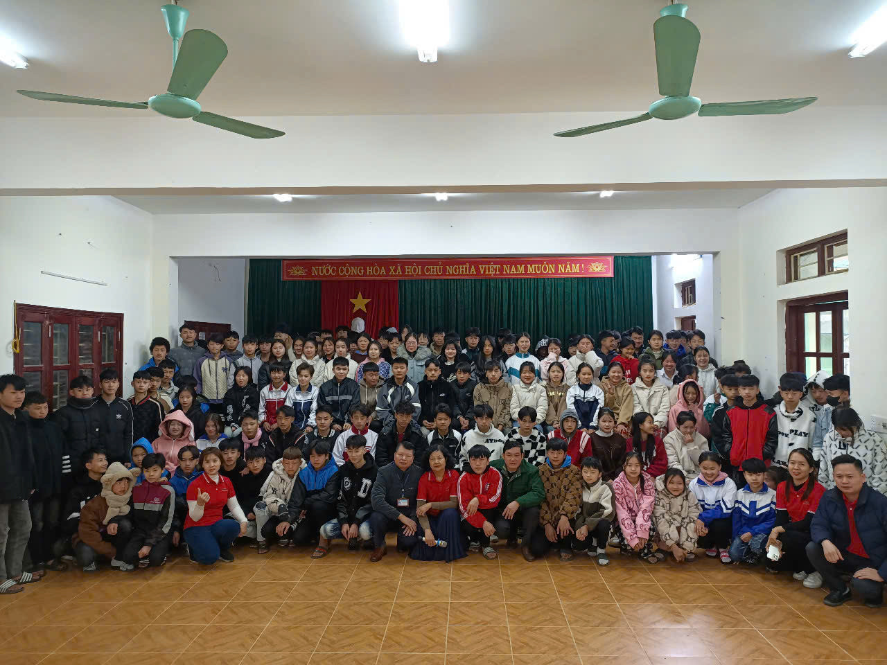 Đoàn từ thiện tiếp sức đến trường cho 92 em có hoàn cảnh khó khăn tại tỉnh Điện Biên