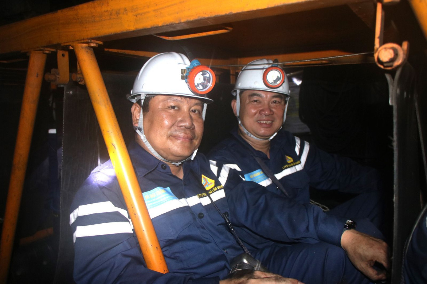 Bí thư Tỉnh ủy Quảng Ninh xuống lò thăm công nhân than Hà Lầm Bí thư Tỉnh ủy Quảng Ninh xuống lò thăm công nhân than Hà Lầm