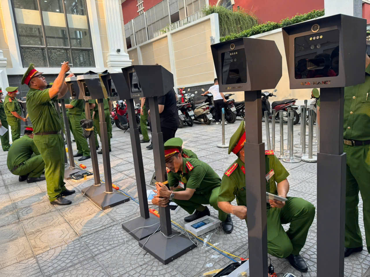 Mỗi người, mỗi vị trí đứng nhiều giờ liền giữa nắng, kiểm tra rà soát từng chi tiết nhỏ nhất. Mỗi người, mỗi vị trí đứng nhiều giờ liền giữa nắng, kiểm tra rà soát từng chi tiết nhỏ nhất.