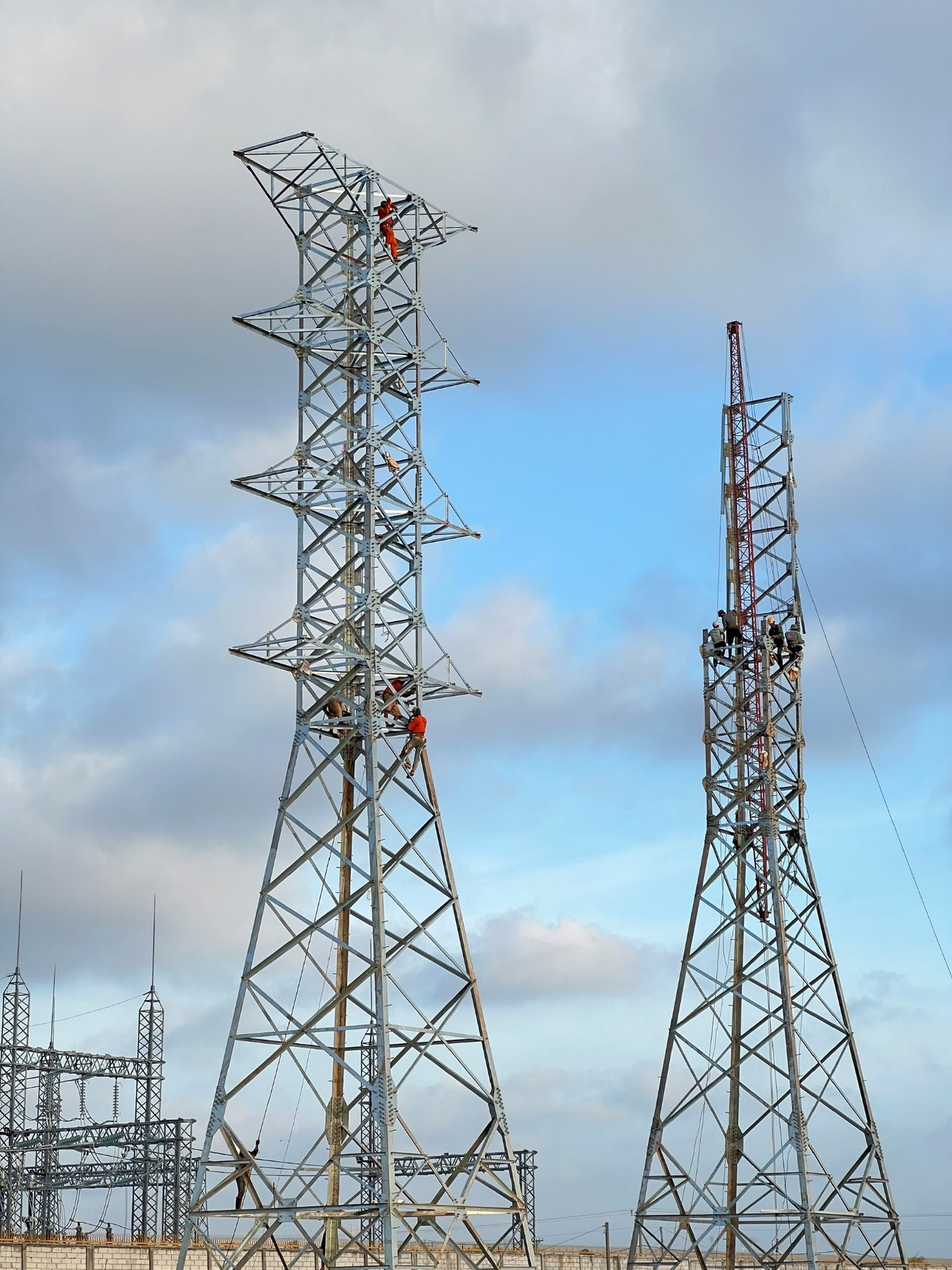 Gấp rút thi công đóng điện giai đoạn 1 công trình “Lộ ra 110kV trạm 220kV Duyên Hải” (Trà Vinh) ngày 25/04/2025