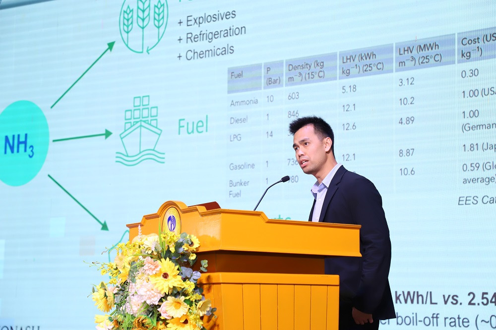 TS. Dư Hoàng Long đem những nghiên cứu đột phá trong sản xuất amoniac, phát triển giải pháp năng lượng sạch tới hội thảo InnovaConnect. Ảnh: BTC.