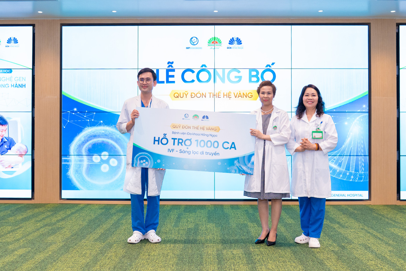 Ban lãnh đạo Bệnh viện trao biển thành lập quỹ “Đón thế hệ vàng” cho đại diện Trung tâm IVF và Trung tâm Gen Ban lãnh đạo Bệnh viện trao biển thành lập quỹ “Đón thế hệ vàng” cho đại diện Trung tâm IVF và Trung tâm Gen