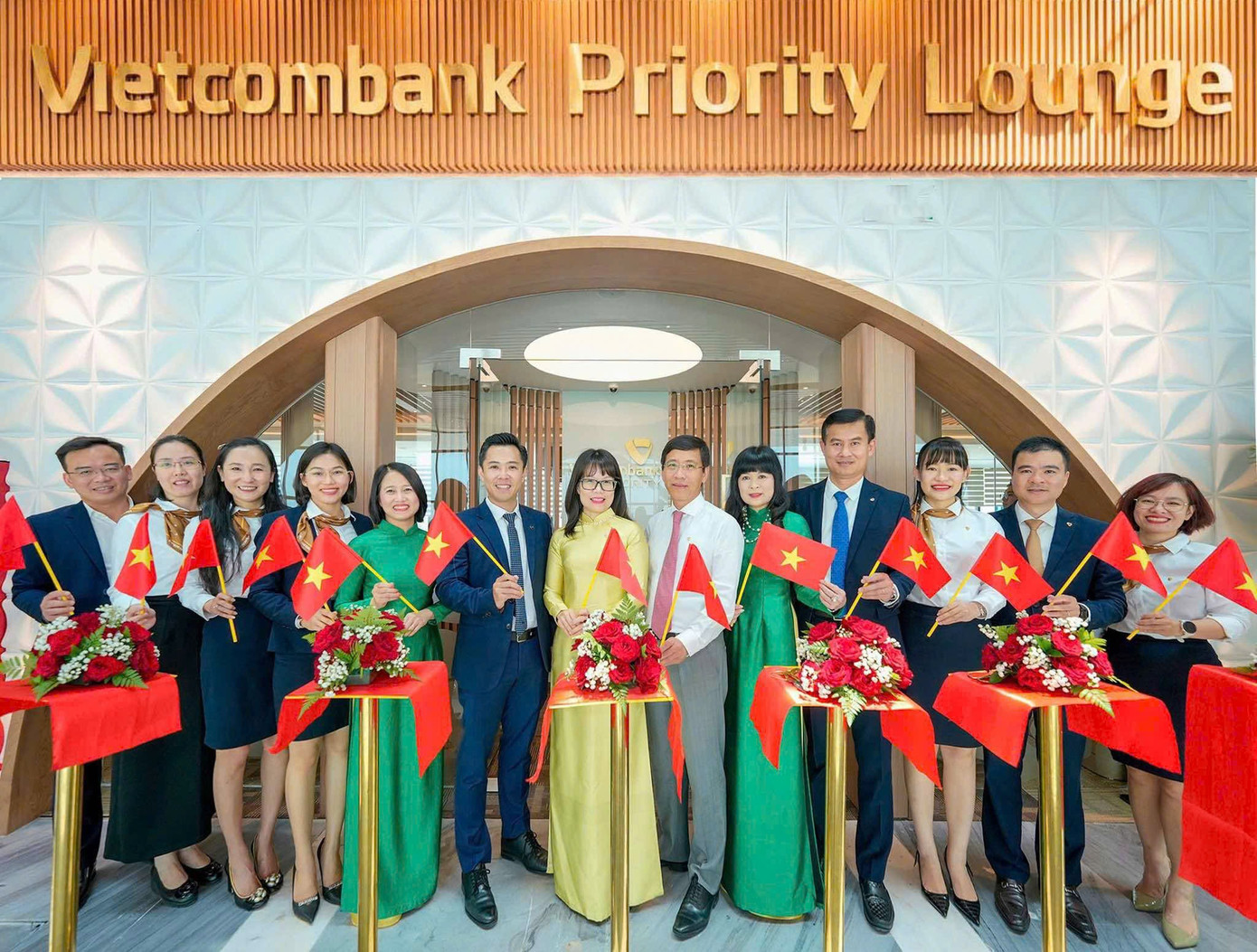 Đại biểu và khách mời chúc mừng lễ khai trương phòng chờ Vietcombank Priority tại Nhà ga T3, Sân bay quốc tế Tân Sơn Nhất, Thành phố Hồ Chí Minh sáng ngày 30/04/2025
