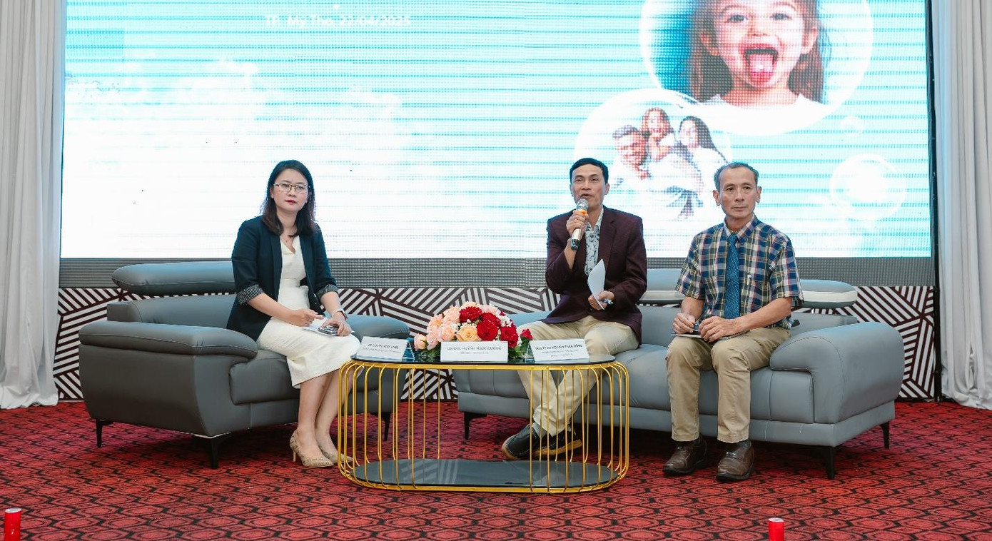 PGS.TS.DS. Nguyễn Tuấn Dũng (phải), Nguyên trưởng Bộ môn Dược lâm sàng Đại học Y Dược TP.HCM, DS.CKI. Huỳnh Ngọc Dương (giữa), Hội Dược học Việt Nam và DS. Lâm Thị Ngọc Dung, Phó trưởng Phòng Marketing của Imexpharm, tại hội thảo về ODT tại Mỹ Tho. Ảnh: Imexpharm