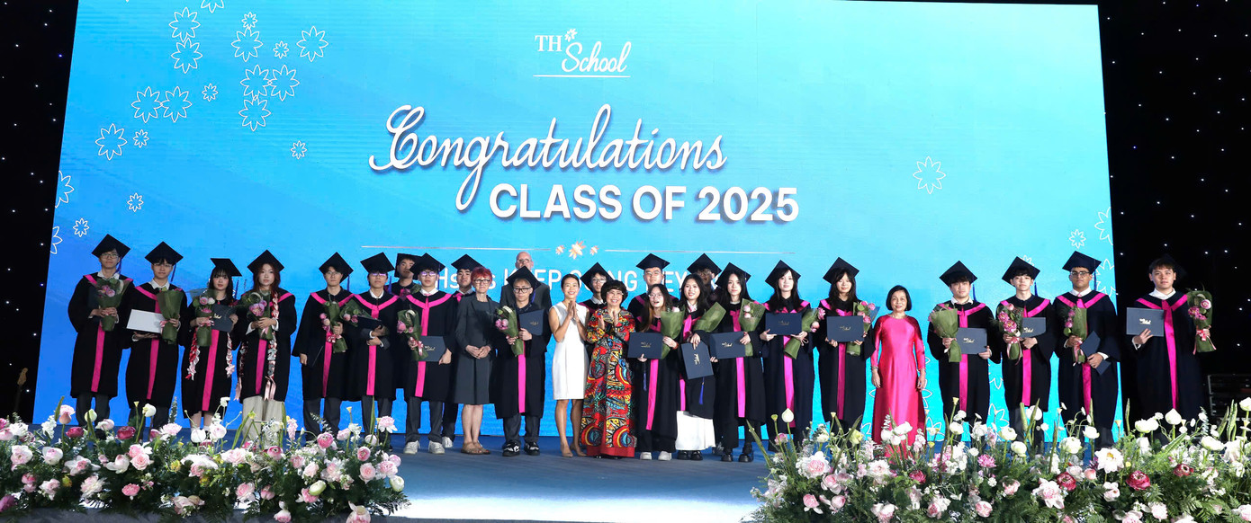 Các học sinh lớp 12 của TH School Hòa Lạc chụp ảnh cùngAnh hùng Lao động Thái Hương – Nhà Sáng lập TH School và Ban Giám hiệu, giáo viên nhà trường Các học sinh lớp 12 của TH School Hòa Lạc chụp ảnh cùngAnh hùng Lao động Thái Hương – Nhà Sáng lập TH School và Ban Giám hiệu, giáo viên nhà trường