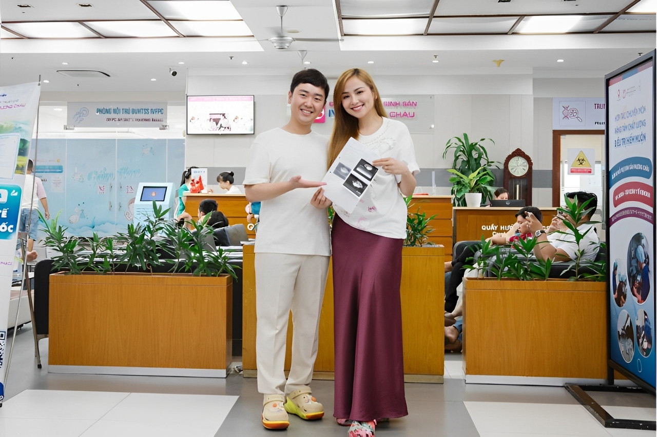 Hoa Hậu Diễm Hương rạng rỡ cùng chồng khoe kết quả siêu âm tại bệnh viện