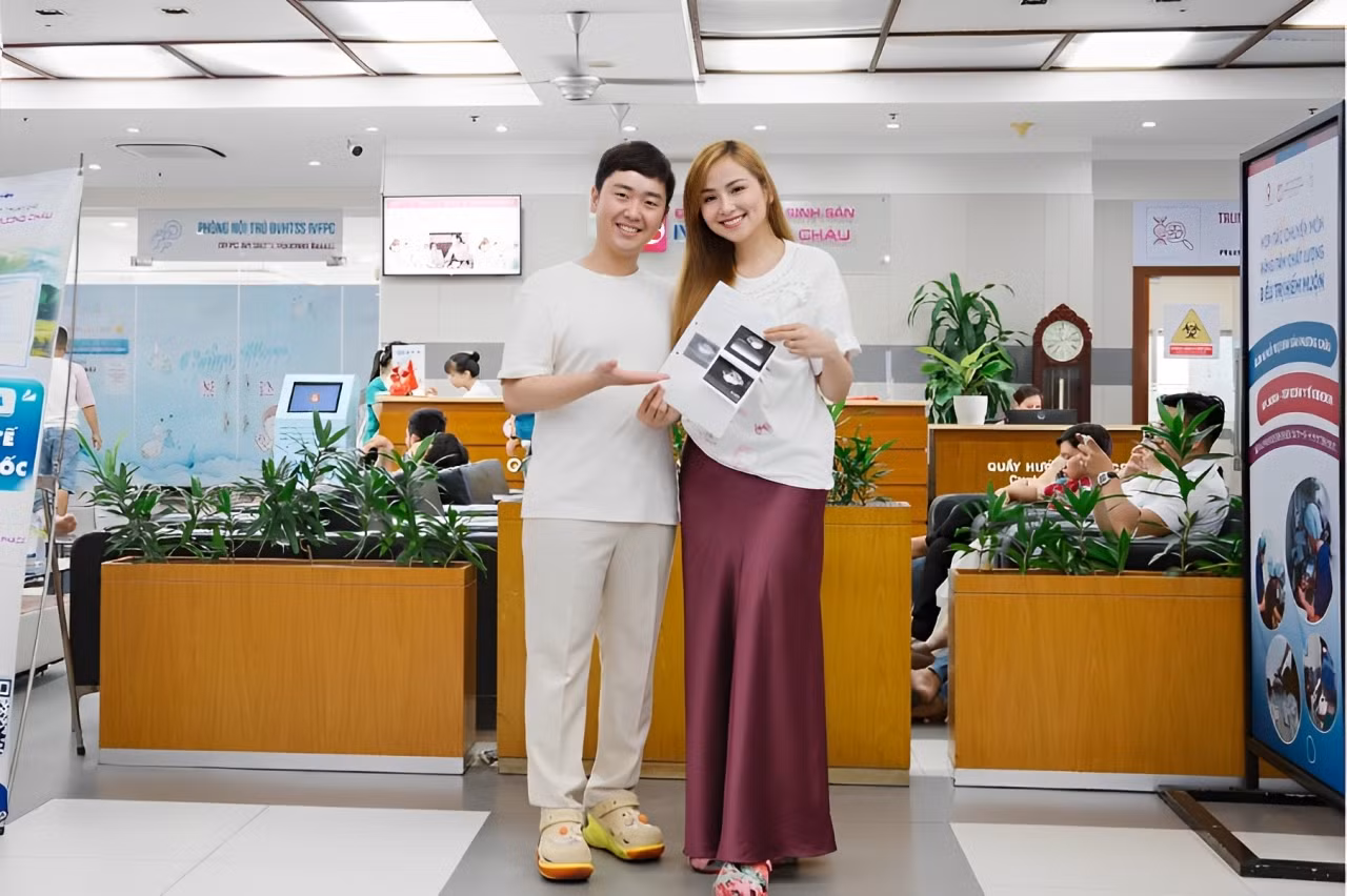 Hoa Hậu Diễm Hương rạng rỡ cùng chồng khoe kết quả siêu âm tại bệnh viện Hoa Hậu Diễm Hương rạng rỡ cùng chồng khoe kết quả siêu âm tại bệnh viện