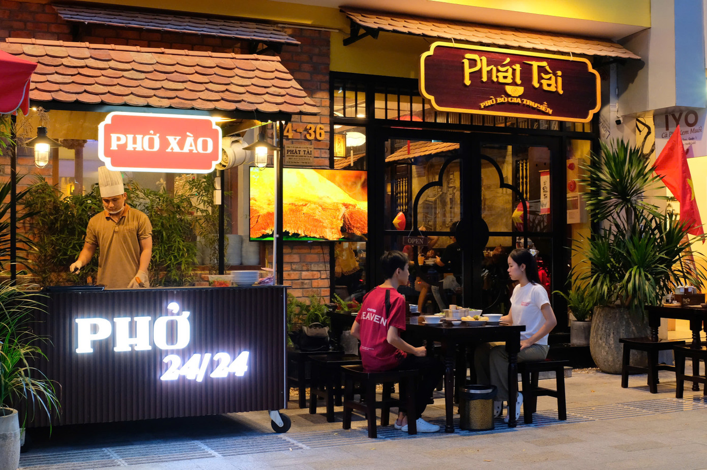 Từ 6h chiều đến 3h khuya, Phở Phát Tài có thêm phở xào, phở chiên phồng và xí quách bò để tạo ra món ăn chơi thú vị. Ảnh: Giang Vũ Từ 6h chiều đến 3h khuya, Phở Phát Tài có thêm phở xào, phở chiên phồng và xí quách bò để tạo ra món ăn chơi thú vị. Ảnh: Giang Vũ