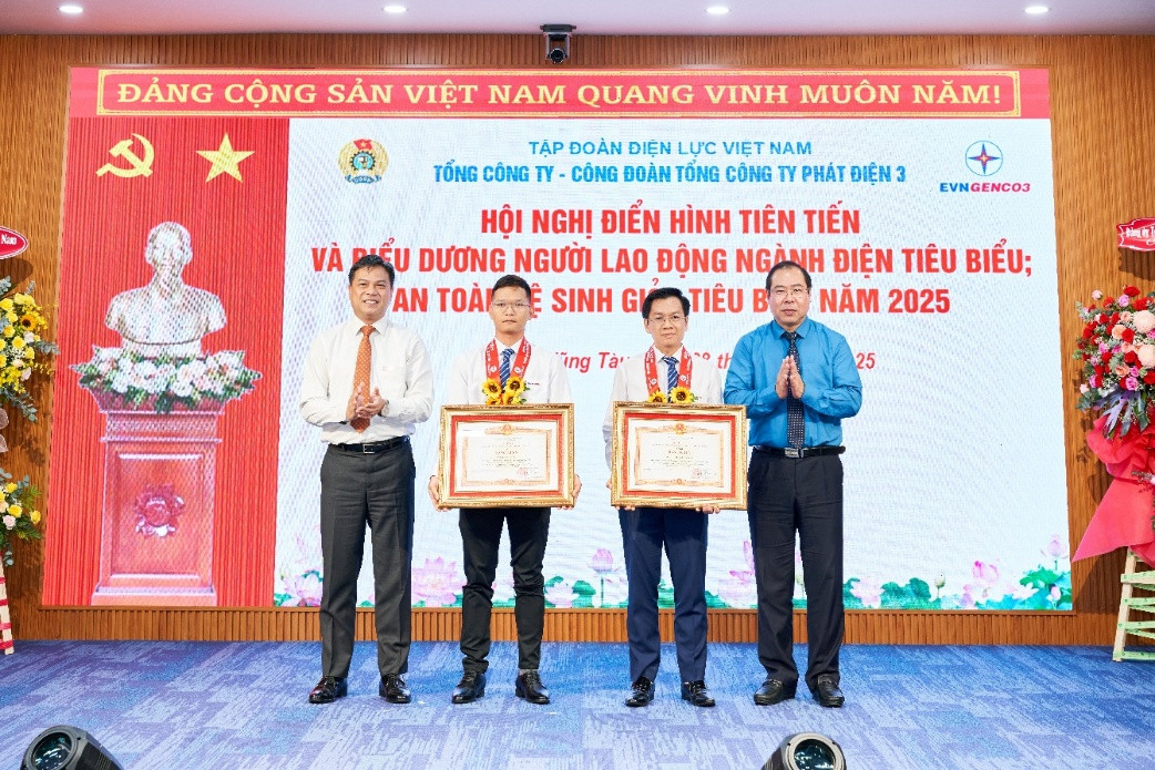 Ông Đỗ Đức Hùng - Ủy viên BCH Tổng Liên đoàn, Chủ tịch Công đoàn Điện lực Việt Nam (bìa phải) và Đồng chí Đinh Quốc Lâm – Bí thư Đảng ủy, Chủ tịch HĐQT EVNGENCO3 (bìa trái) trao Bằng khen và tặng hoa chúc mừng đại diện tập thể và cá nhân được nhận Bằng khen của Thủ tướng Chính phủ.