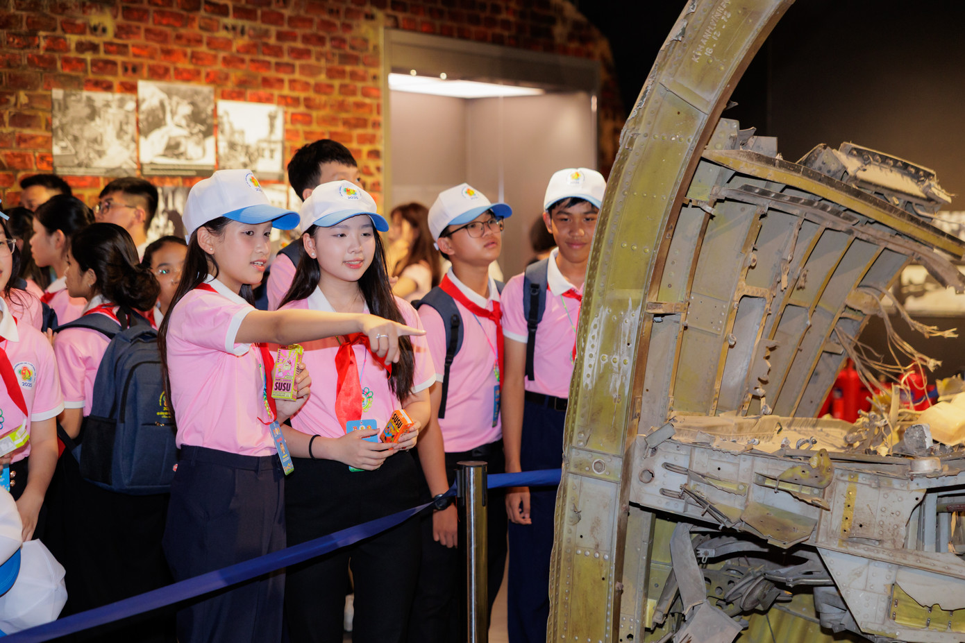 Bắt đầu sử dụng sữa Vinamilk từ ngày nhỏ xíu, em Lê Phương Bảo Ngọc (bên phải) – Trường THCS Ngô Sĩ Liên (quận Hoàn Kiếm, Hà Nội) - cho biết rất bất ngờ và thích thú khi gặp “người bạn quen thuộc” này trong suốt đại hội. “Sau mỗi bữa ăn, tụi em đều được sử dụng sữa tươi Vinamilk 100% và sữa chua uống Susu. Em rất thích sữa tươi vị chuối và sữa Susu kiwi có thạch. Em mong Vinamilk sẽ ra nhiều vị mới lạ hơn nữa cho tụi em được thỏa sức trải nghiệm”, em bày tỏ.