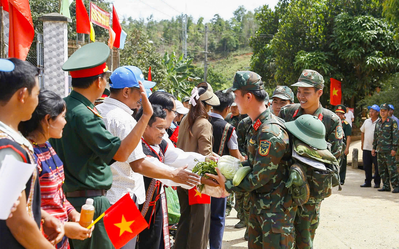 Người dân chia tay các chiến sĩ sau thời gian hỗ trợ xóa nhà tạm, nhà dột nát tại địa phương