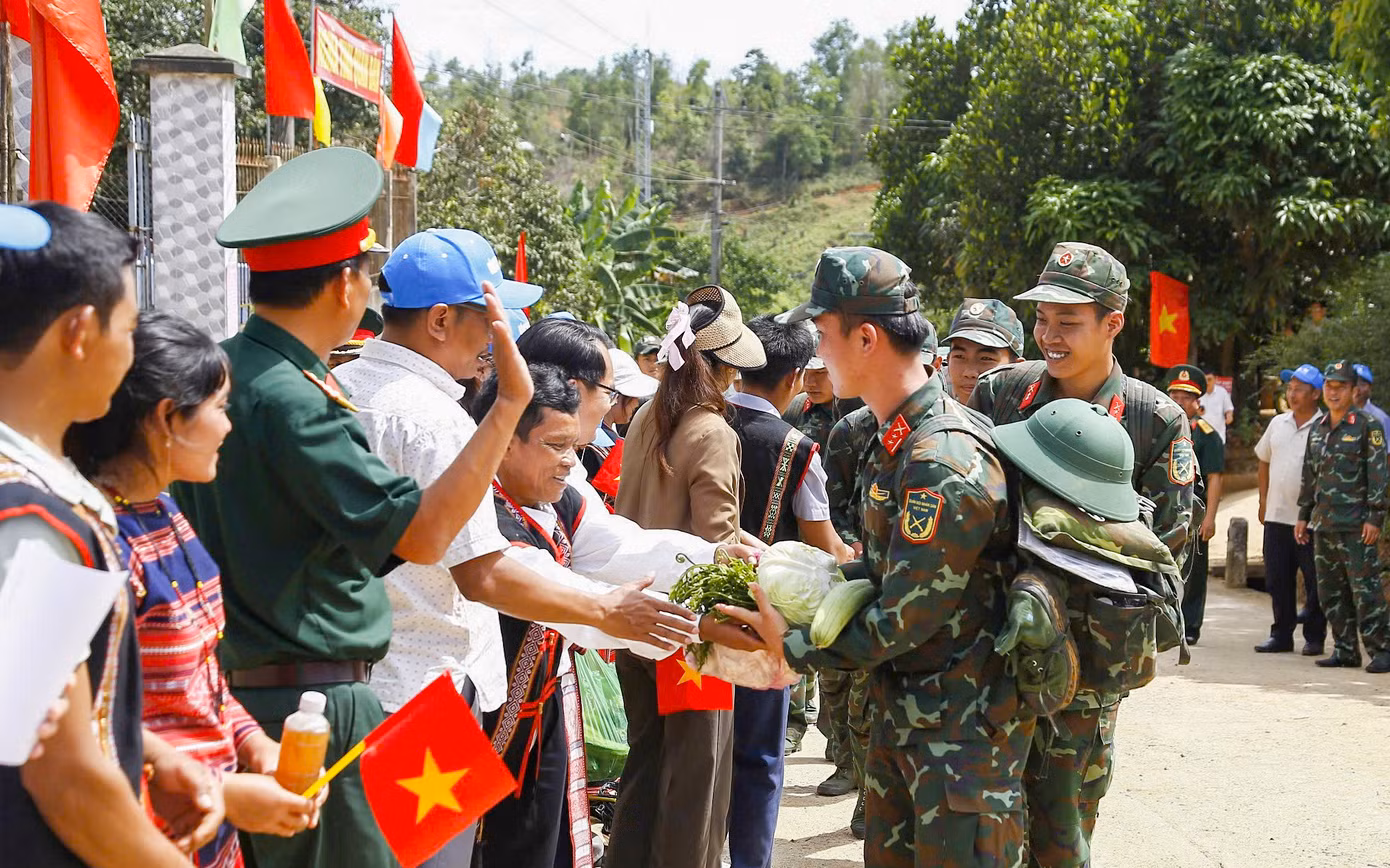 Người dân chia tay các chiến sĩ sau thời gian hỗ trợ xóa nhà tạm, nhà dột nát tại địa phương