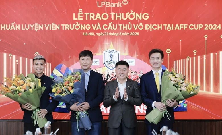Ông Nguyễn Đức Thụy, Chủ tịch HĐQT LPBank (thứ 2 từ phải sang) tặng hoa chúc mừng Huấn luyện viên Kim Sang Sik cùng các cầu thủ Hoàng Đức, Đinh Thanh Bình nhân sự kiện vô địch AFF CUP 2024