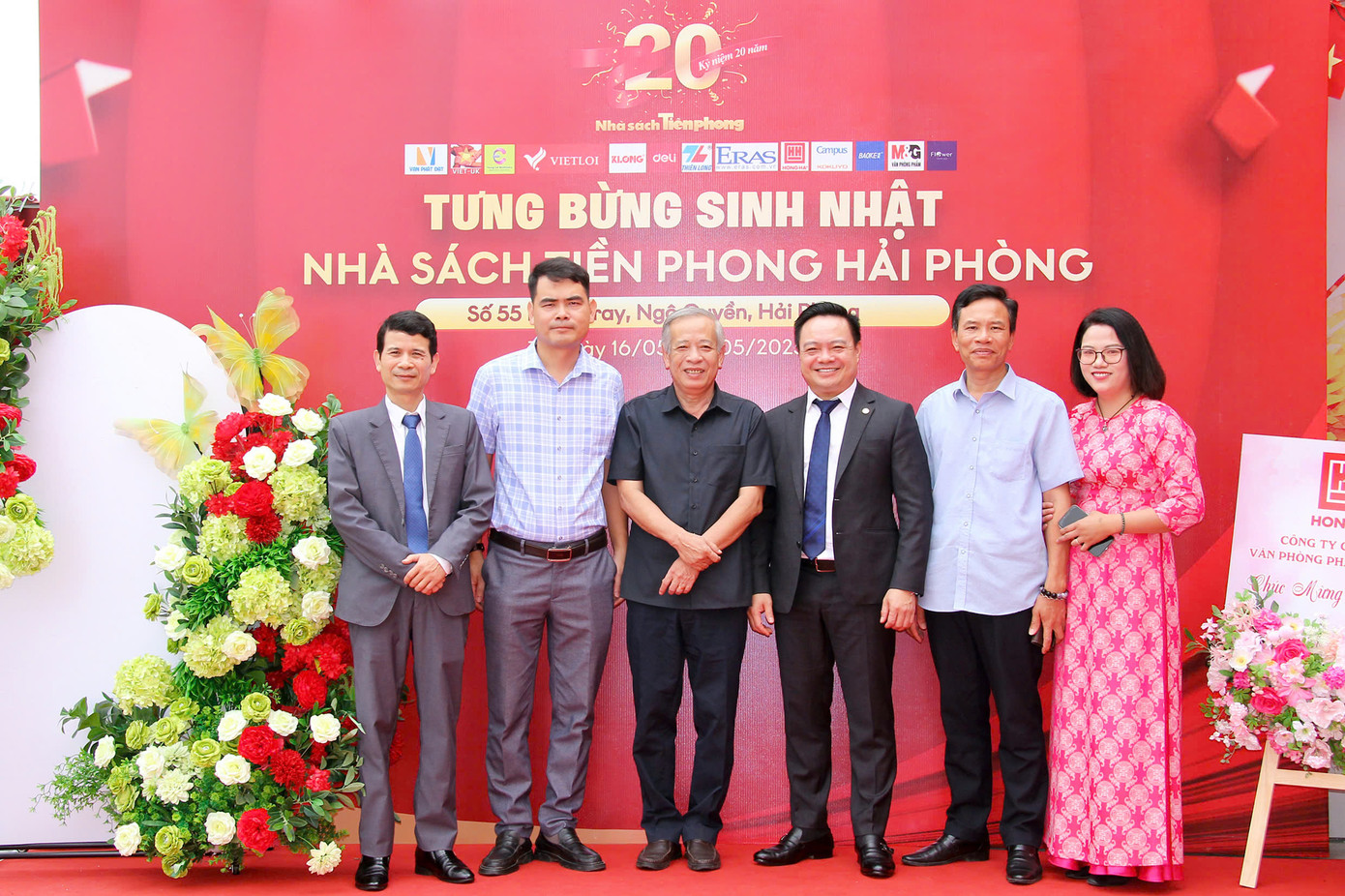 Ban lãnh đạo Công ty Tiền Phong chụp ảnh lưu niệm với các thế hệ lãnh đạo Cung Văn hoá Thiếu nhi thành phố Hải Phòng, đơn vị luôn đồng hành, giúp đỡ Nhà sách Tiền Phong trong suốt 20 năm qua