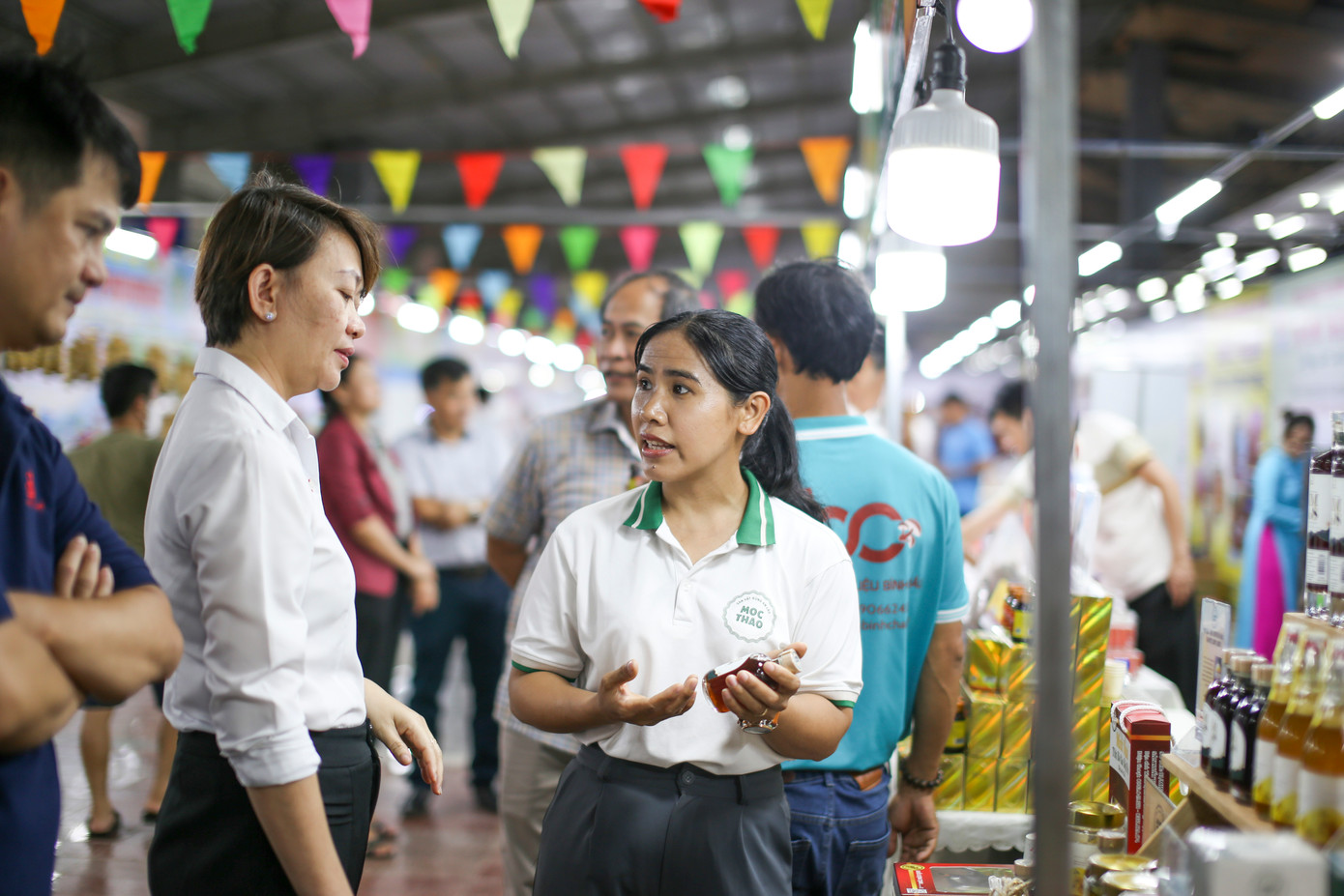 Giới thiệu sản phẩm đến người tiêu dùng.