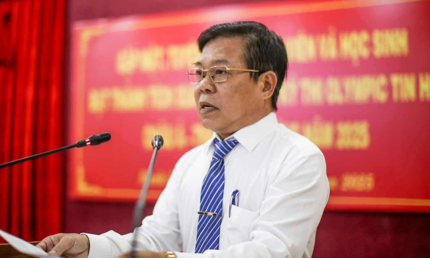 Ông Huỳnh Lê Minh - Hiệu trưởng Trường THPT chuyên Lê Quý Đôn phát biểu tại buổi gặp mặt. Ảnh: Trương Định