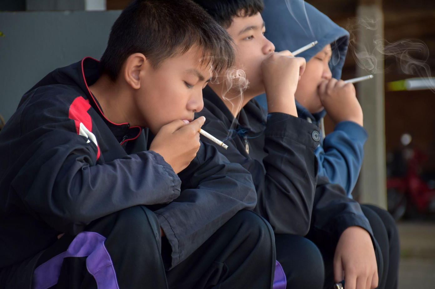 Thói quen hút thuốc lá khiến thanh thiếu niên dễ mắc não mô cầu. Ảnh: Shutterstock Thói quen hút thuốc lá khiến thanh thiếu niên dễ mắc não mô cầu. Ảnh: Shutterstock