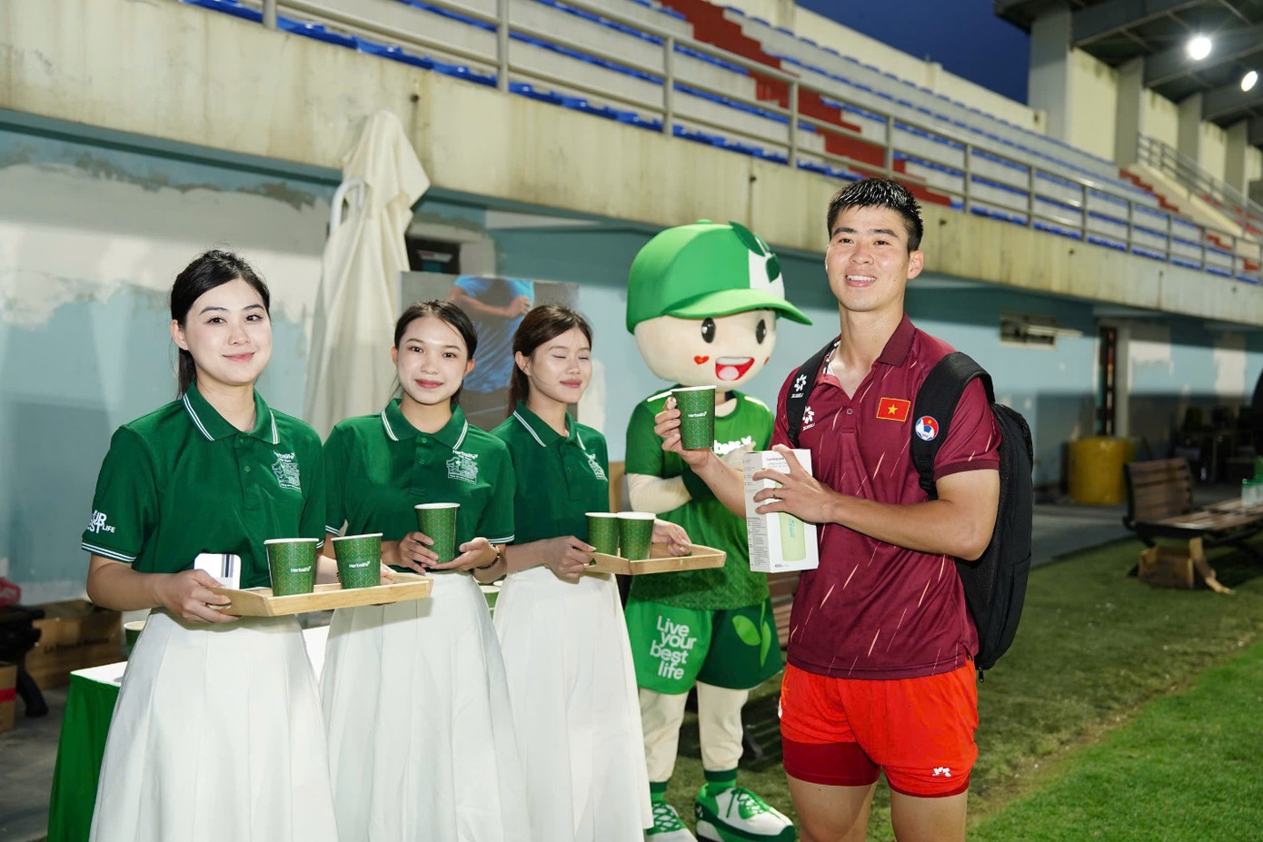 Cầu thủ Duy Mạnh trải nghiệm sản phẩm Herbalife tại buổi tập huấn Cầu thủ Duy Mạnh trải nghiệm sản phẩm Herbalife tại buổi tập huấn