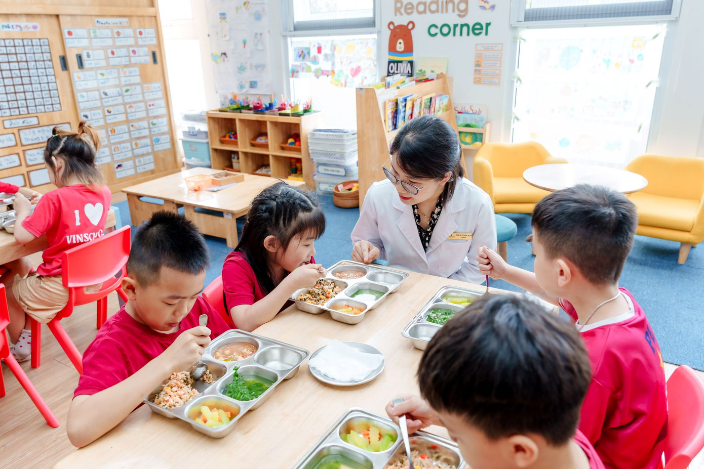 Thực đơn bữa ăn được xây dựng và tư vấn bởi bác sĩ_ chuyên gia dinh dưỡng của Vinmec