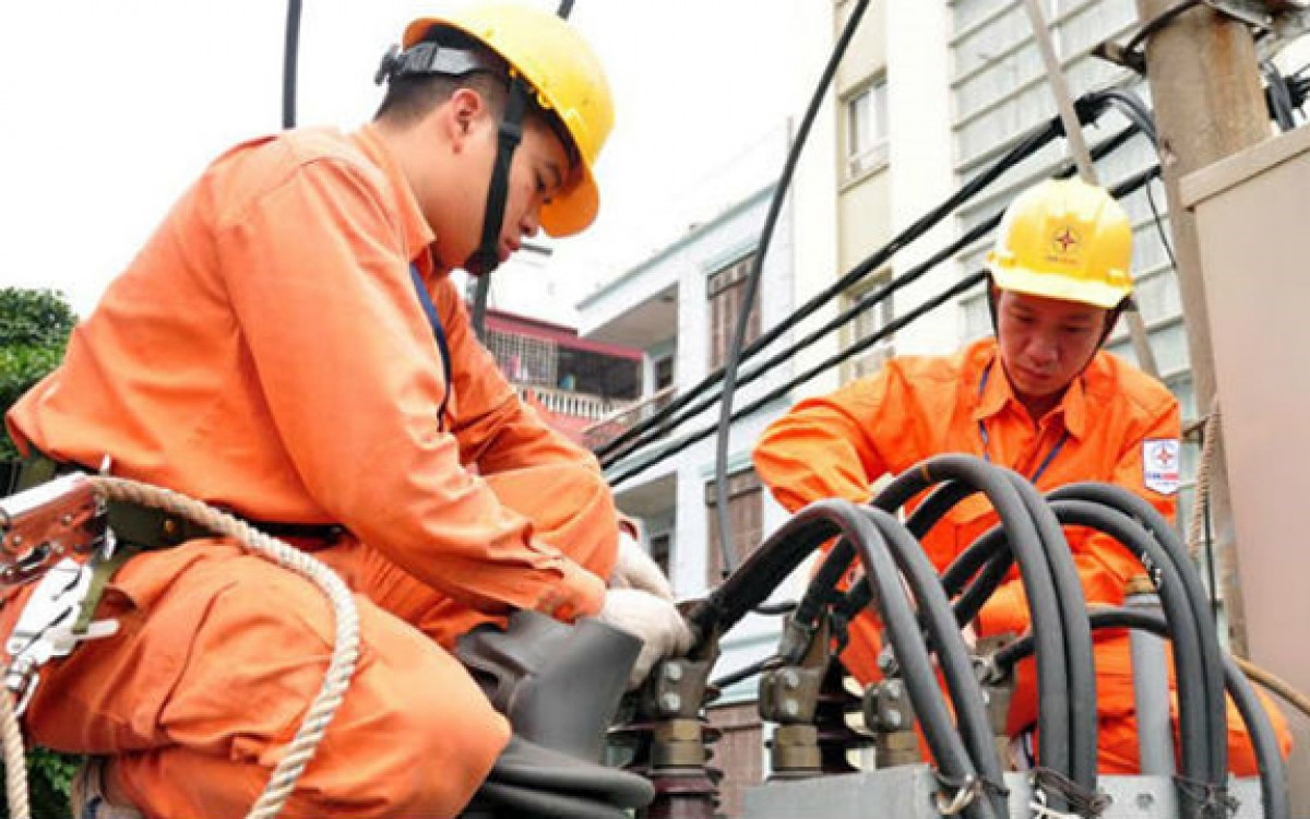 Công nhân EVNHCMC kiểm tra lưới điển để chuẩn bị cho kỳ thi tốt nghiệp PTTH năm 2025 Công nhân EVNHCMC kiểm tra lưới điển để chuẩn bị cho kỳ thi tốt nghiệp PTTH năm 2025