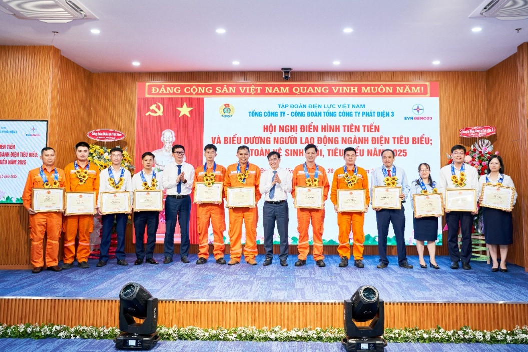 Ông Lê Văn Danh – Tổng Giám đốc và Ông Vũ Quang Sáng – Chủ tịch Công đoàn EVNGENCO3 trao Giấy khen của EVNGENCO3 và hoa chúc mừng cho các cá nhân điển hình tiên tiến