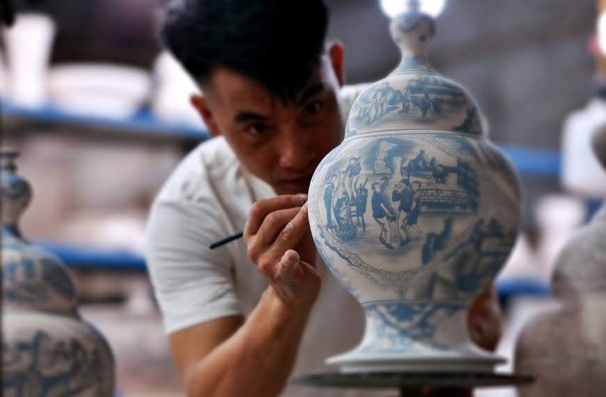 Nghệ nhân làng Kim Lan tỉ mỉ với từng công đoạn làm gốm. Ảnh: Phí Đức Toàn Nghệ nhân làng Kim Lan tỉ mỉ với từng công đoạn làm gốm. Ảnh: Phí Đức Toàn