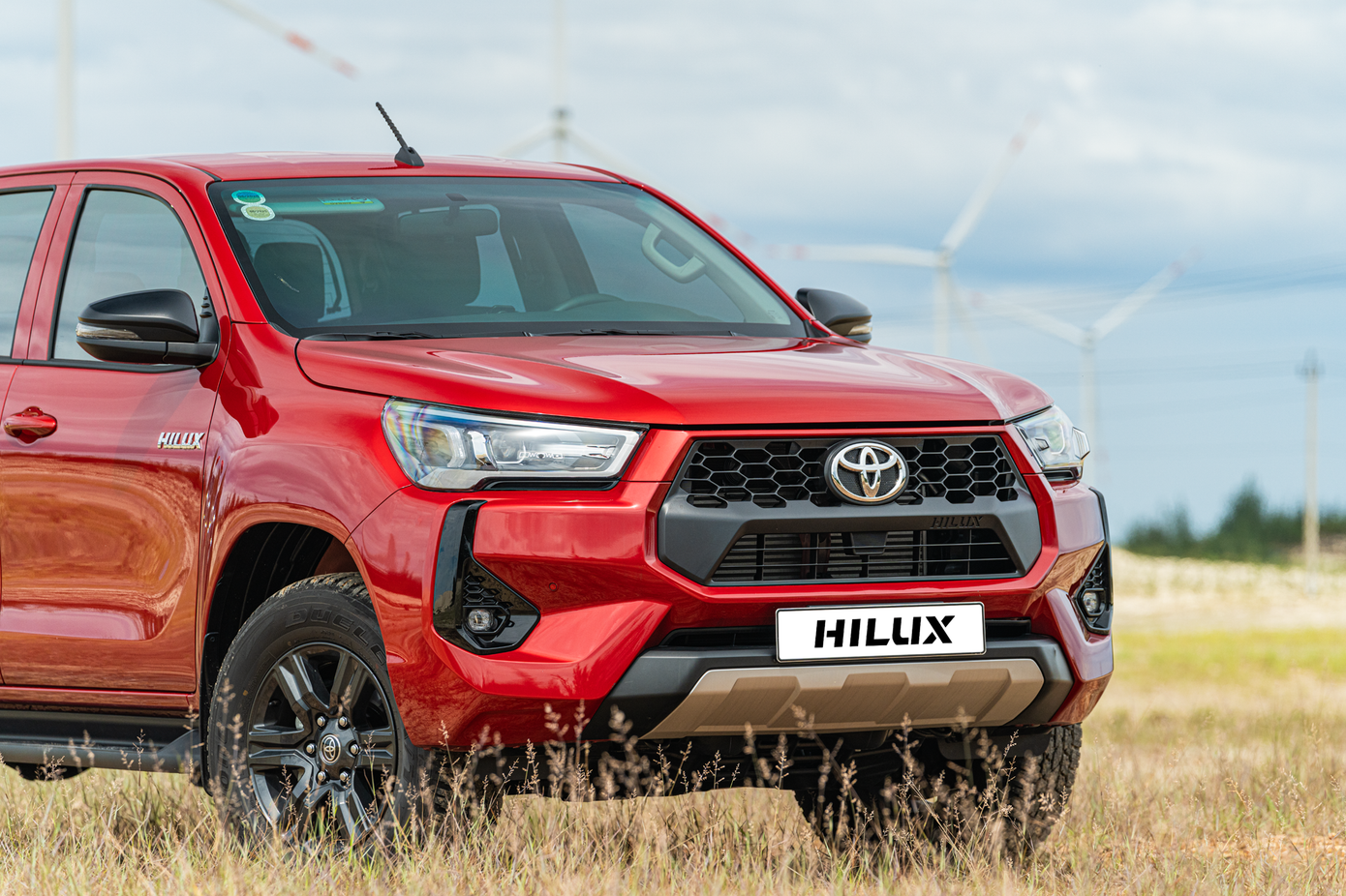 Thiết kế cản trước hiện đại và trẻ trung hơn trên Hilux 2.4L 4x2AT.