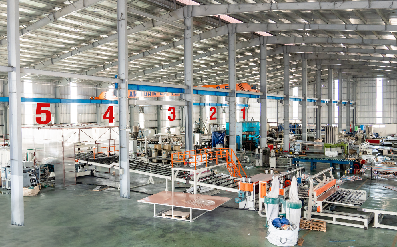Phân xưởng sản xuất bên trong nhà máy sản xuất tấm nhựa lấy sáng lớn nhất miền Bắc Vinaspc