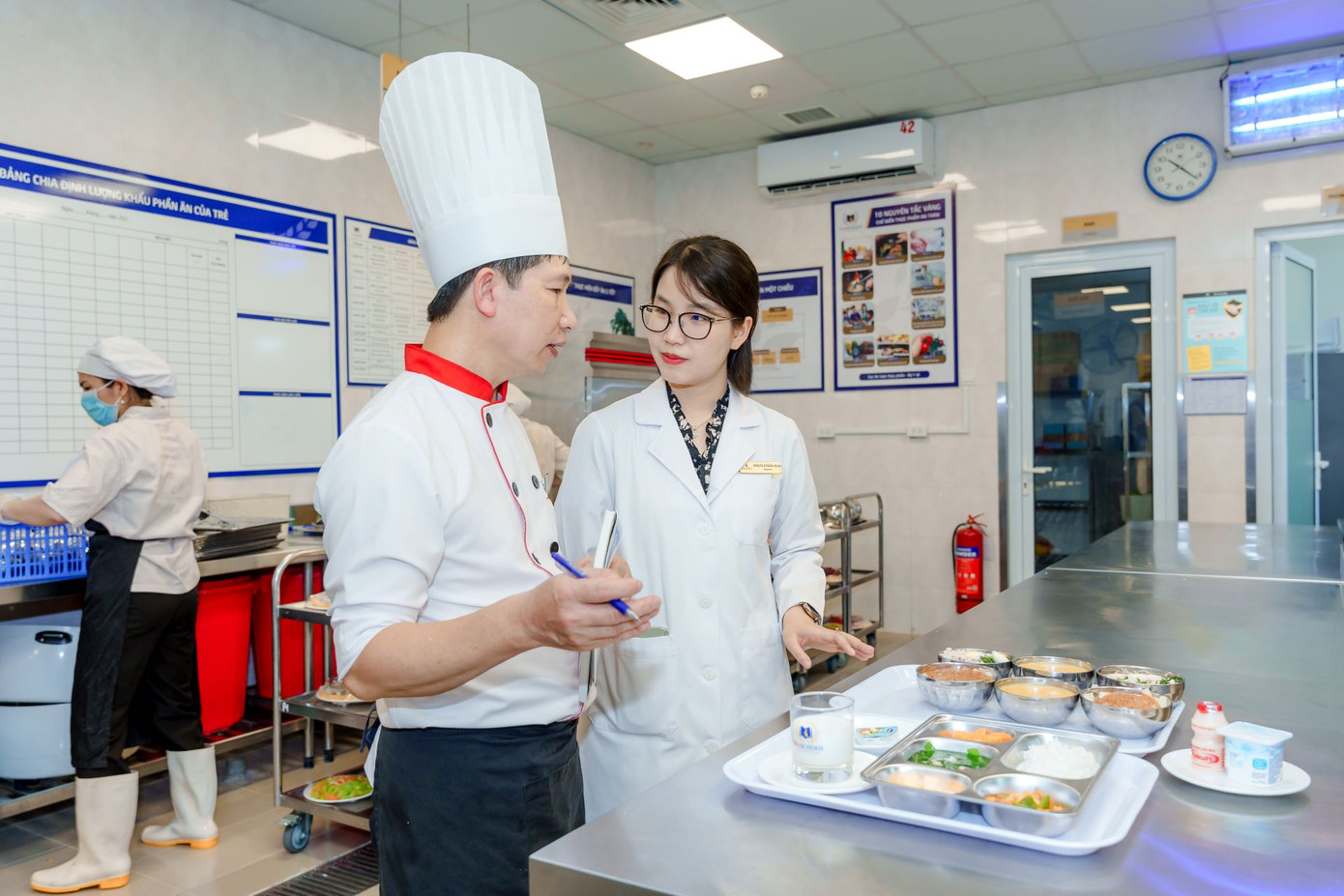 Chuyên gia Vinmec tư vấn thực đơn phù hợp theo mùa, độ tuổi và hồ sơ sức khỏe từng trẻ