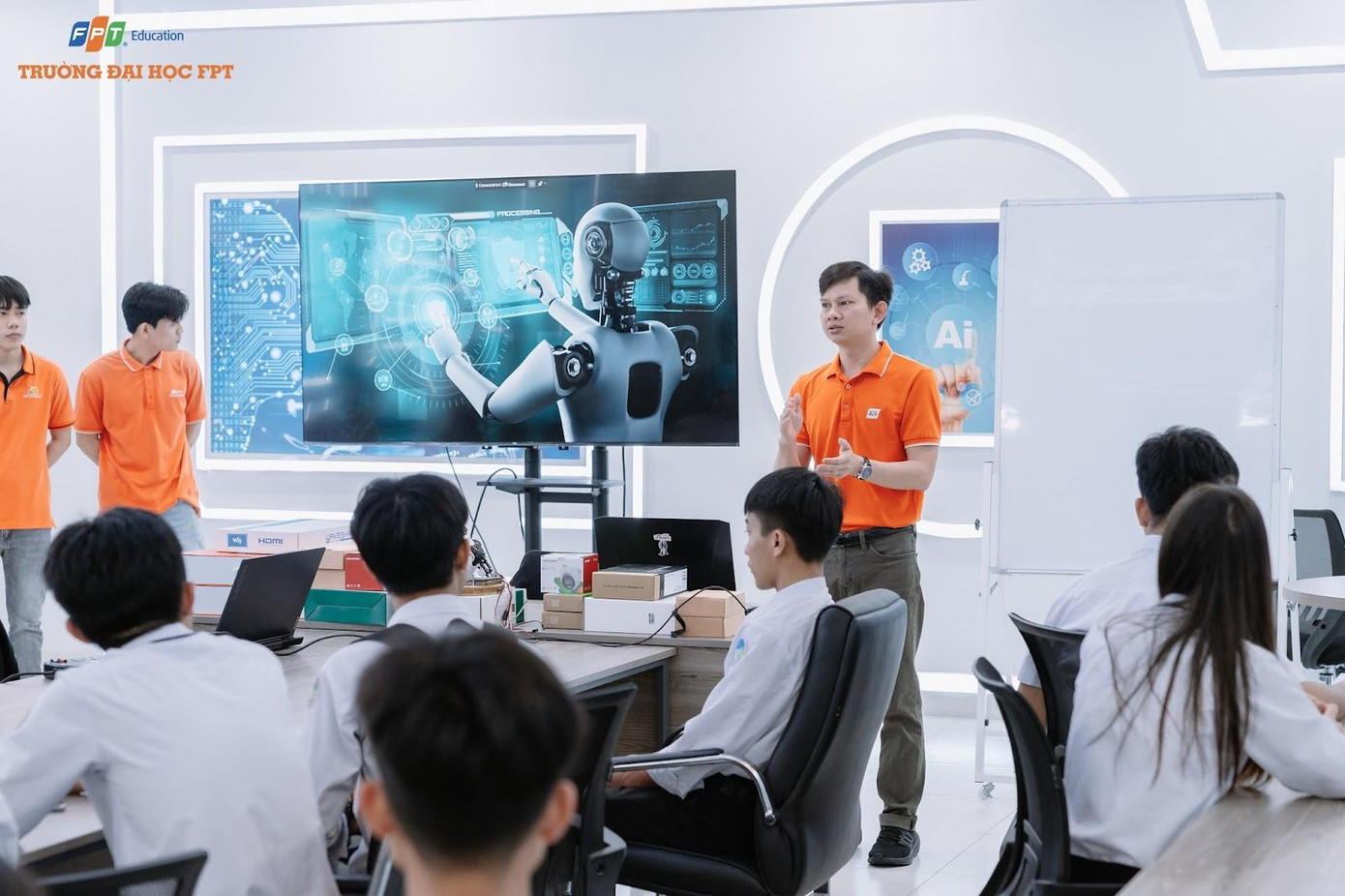 Học sinh trải nghiệm lớp học thử ngành Trí tuệ nhân tạo (AI). Học sinh trải nghiệm lớp học thử ngành Trí tuệ nhân tạo (AI).