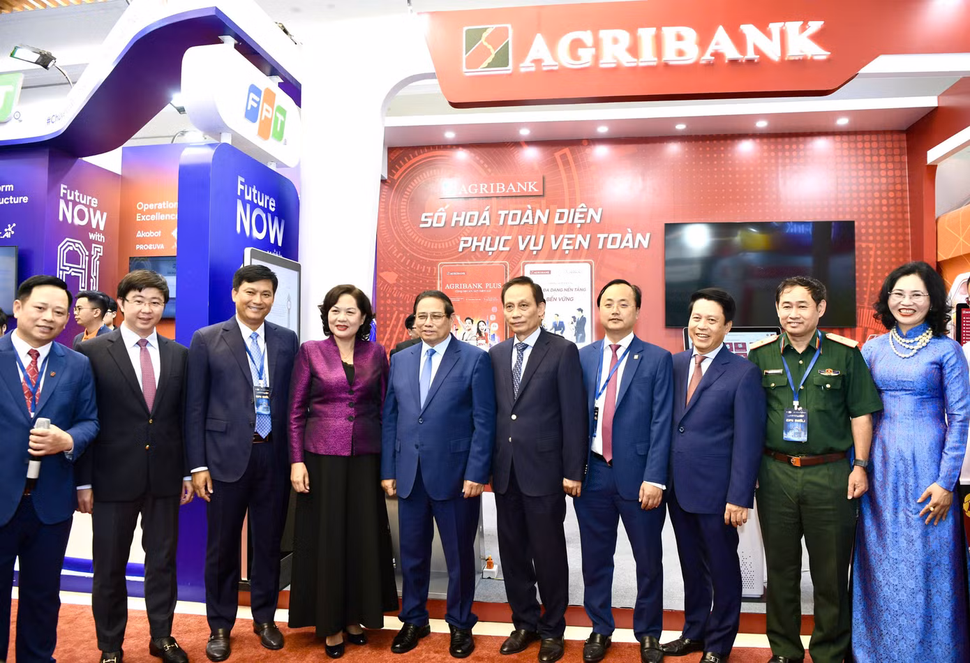 Thủ tướng Phạm Minh Chính, Thống đốc NHNN Nguyễn Thị Hồng chụp ảnh lưu niệm với Ban lãnh đạo Agribank