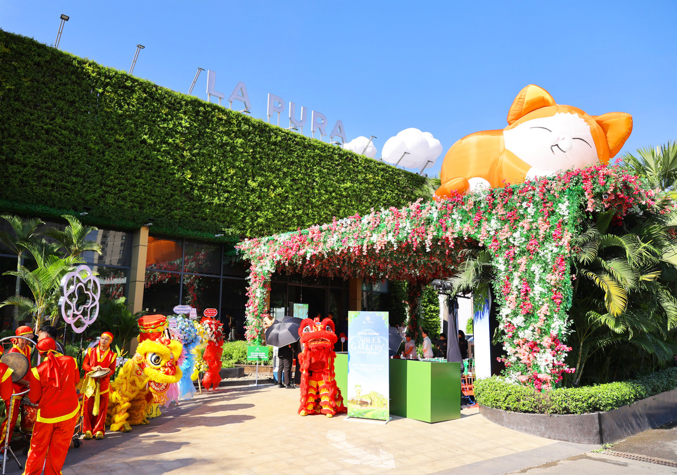 Không gian xanh mát độc đáo chào đón khách hàng