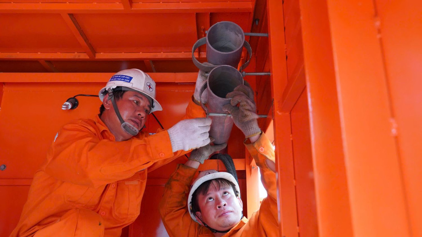 EVNHCMC đảm bảo vận hành an toàn hệ thống điện, cung cấp điện ổn định, tin cậy phục vụ trong suốt thời gian tổ chức các kỳ thi. EVNHCMC đảm bảo vận hành an toàn hệ thống điện, cung cấp điện ổn định, tin cậy phục vụ trong suốt thời gian tổ chức các kỳ thi.