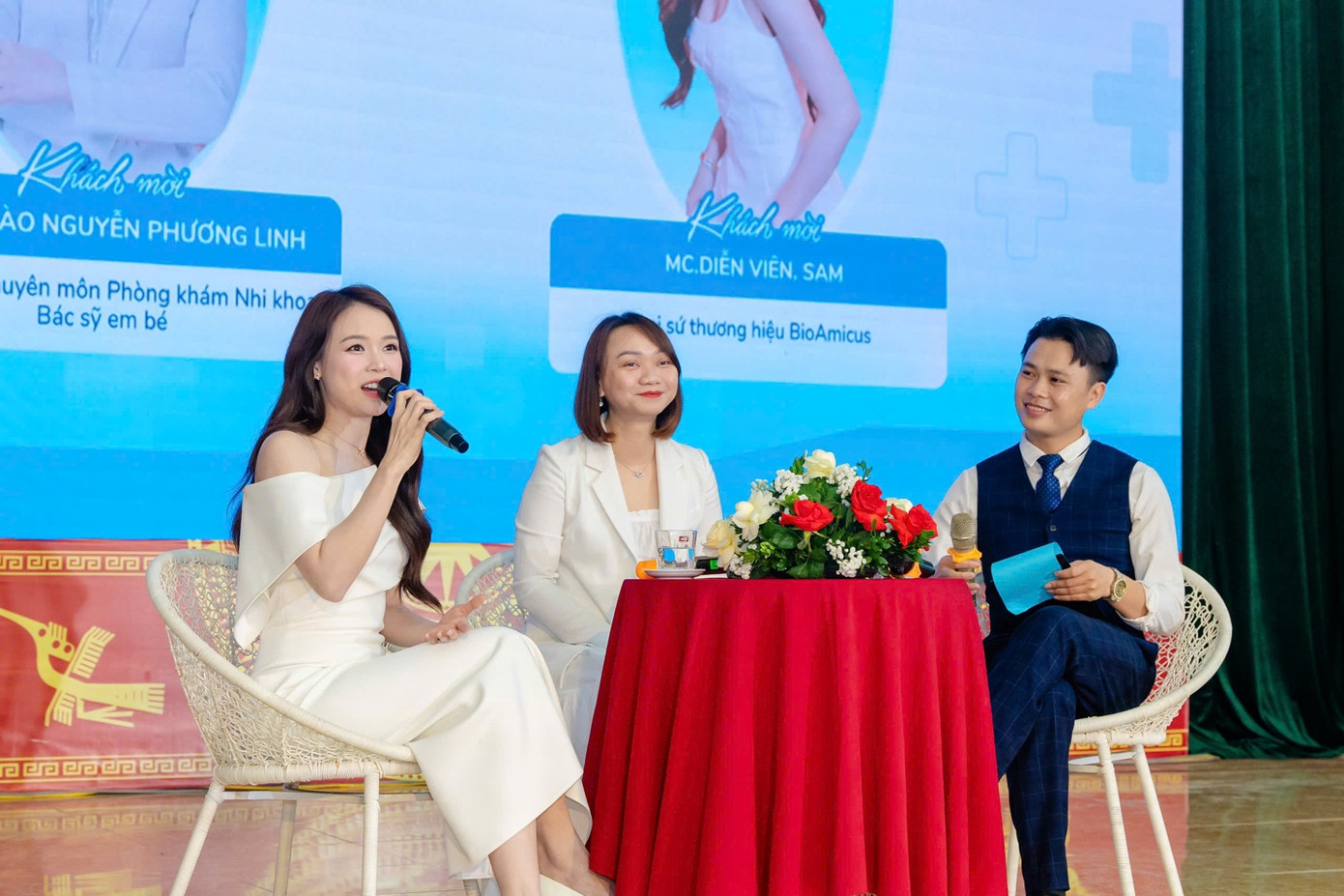 Talkshow “Hiểu đúng, dùng đúng D3K2” cùng Sam (cầm mic) và bác sĩ Linh (ngồi giữa)
