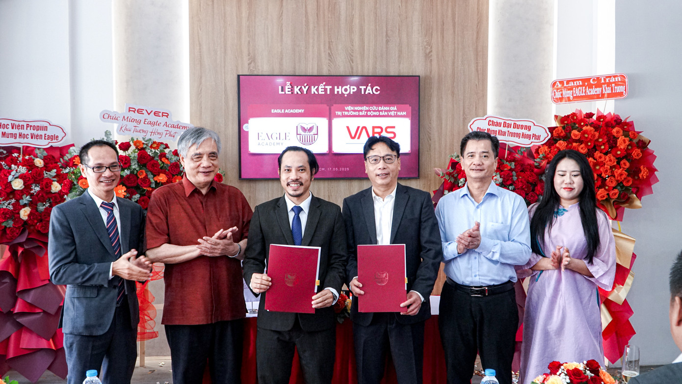 Việc hợp tác toàn diện giữa Eagle Academy và Hội Môi giới Bất động sản Việt Nam nằm xây dựng thế hệ nhân sự bất động sản vững nghề - tâm - trí (Ảnh: Eagle Academy). Việc hợp tác toàn diện giữa Eagle Academy và Hội Môi giới Bất động sản Việt Nam nằm xây dựng thế hệ nhân sự bất động sản vững nghề - tâm - trí (Ảnh: Eagle Academy).