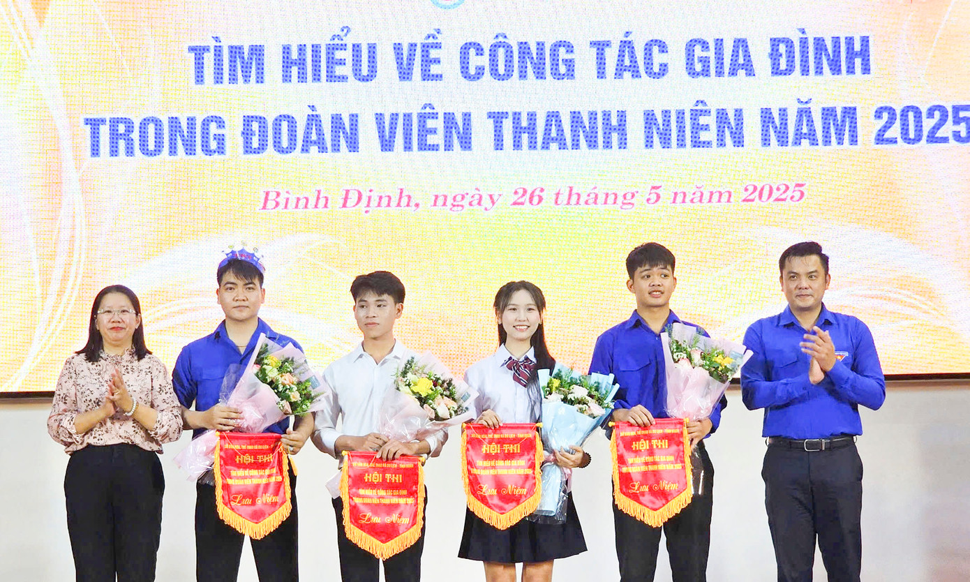 BTC trao giải cho các đội thi