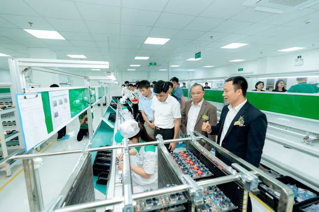 Khách mời tham quan Lumi Smart Factory Khách mời tham quan Lumi Smart Factory