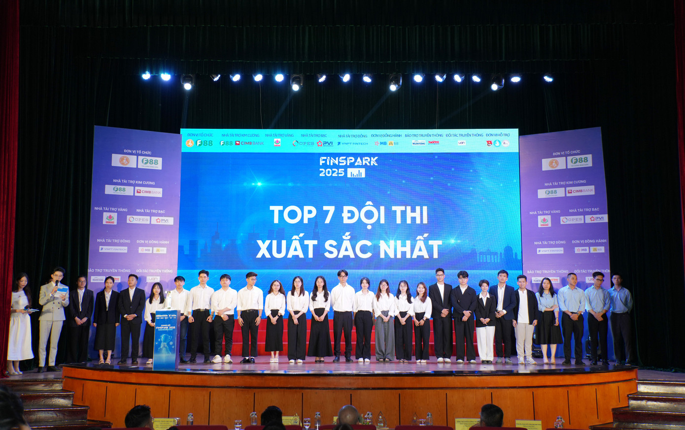 7 đội thi xuất sắc nhất bước vào vòng thi quyết định Finspark 2025 7 đội thi xuất sắc nhất bước vào vòng thi quyết định Finspark 2025