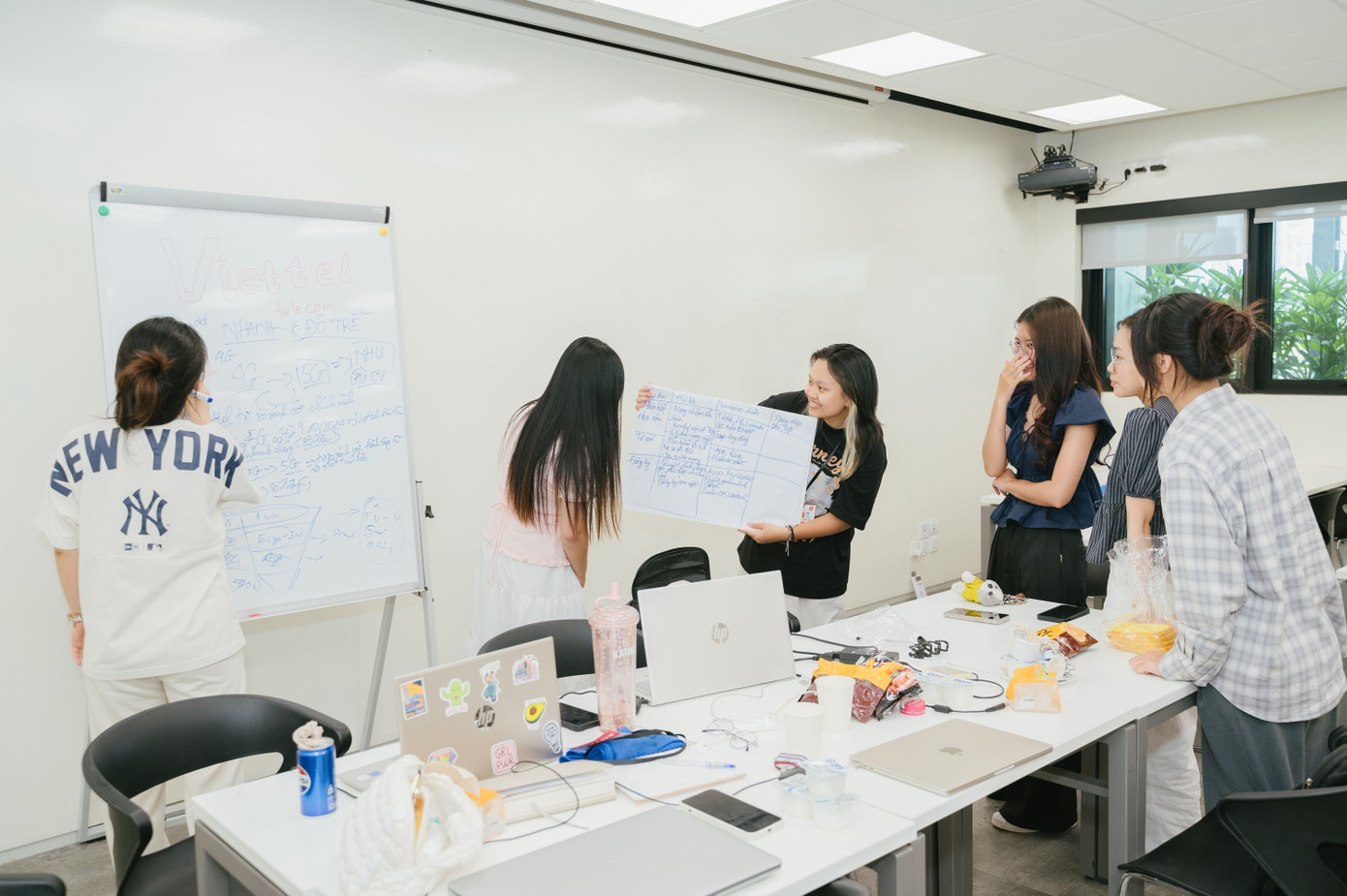 Nhóm sinh viên cùng thảo luận để xây dựng kế hoạch truyền thông Nhóm sinh viên cùng thảo luận để xây dựng kế hoạch truyền thông