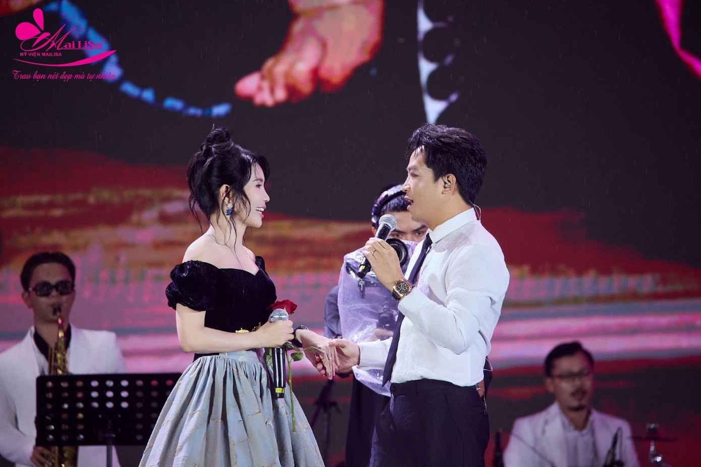 Vợ chồng doanh nhân Phan Thị Mai – Hoàng Kim Khánh trên sân khấu đêm nhạc Vợ chồng doanh nhân Phan Thị Mai – Hoàng Kim Khánh trên sân khấu đêm nhạc