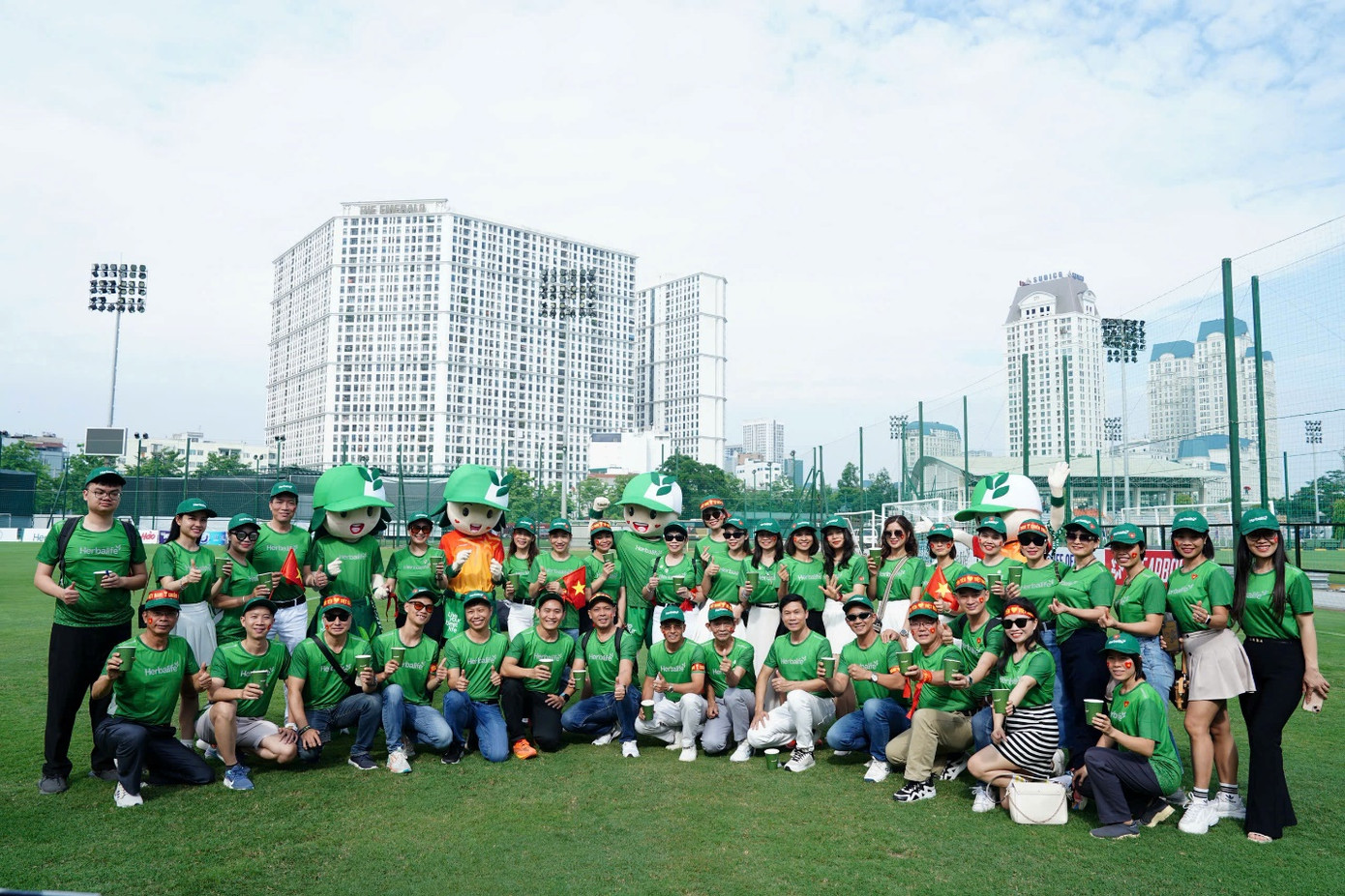 Người hâm mộ cổ vũ tinh thần cho đội tuyển Việt Nam là nguồn động lực lớn cho các cầu thủ trước khi thi đấu Người hâm mộ cổ vũ tinh thần cho đội tuyển Việt Nam là nguồn động lực lớn cho các cầu thủ trước khi thi đấu