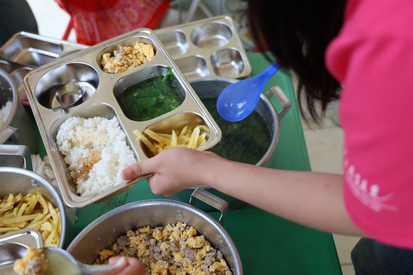 Suất ăn của các bé được thay đổi theo ngày, có đầy đủ thịt, cá, trứng, rau, củ,quả.. Suất ăn của các bé được thay đổi theo ngày, có đầy đủ thịt, cá, trứng, rau, củ,quả..