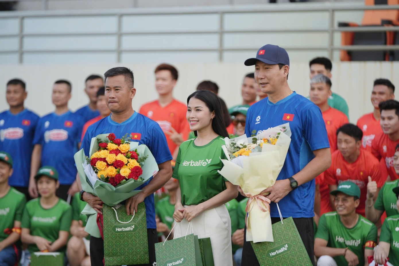 Thành Viên Độc Lập và nhân viên Herbalife Việt Nam tặng hoa cổ vũ tinh thần các tuyển thủ & Ban huấn luyện đội tuyển Việt Nam Thành Viên Độc Lập và nhân viên Herbalife Việt Nam tặng hoa cổ vũ tinh thần các tuyển thủ & Ban huấn luyện đội tuyển Việt Nam
