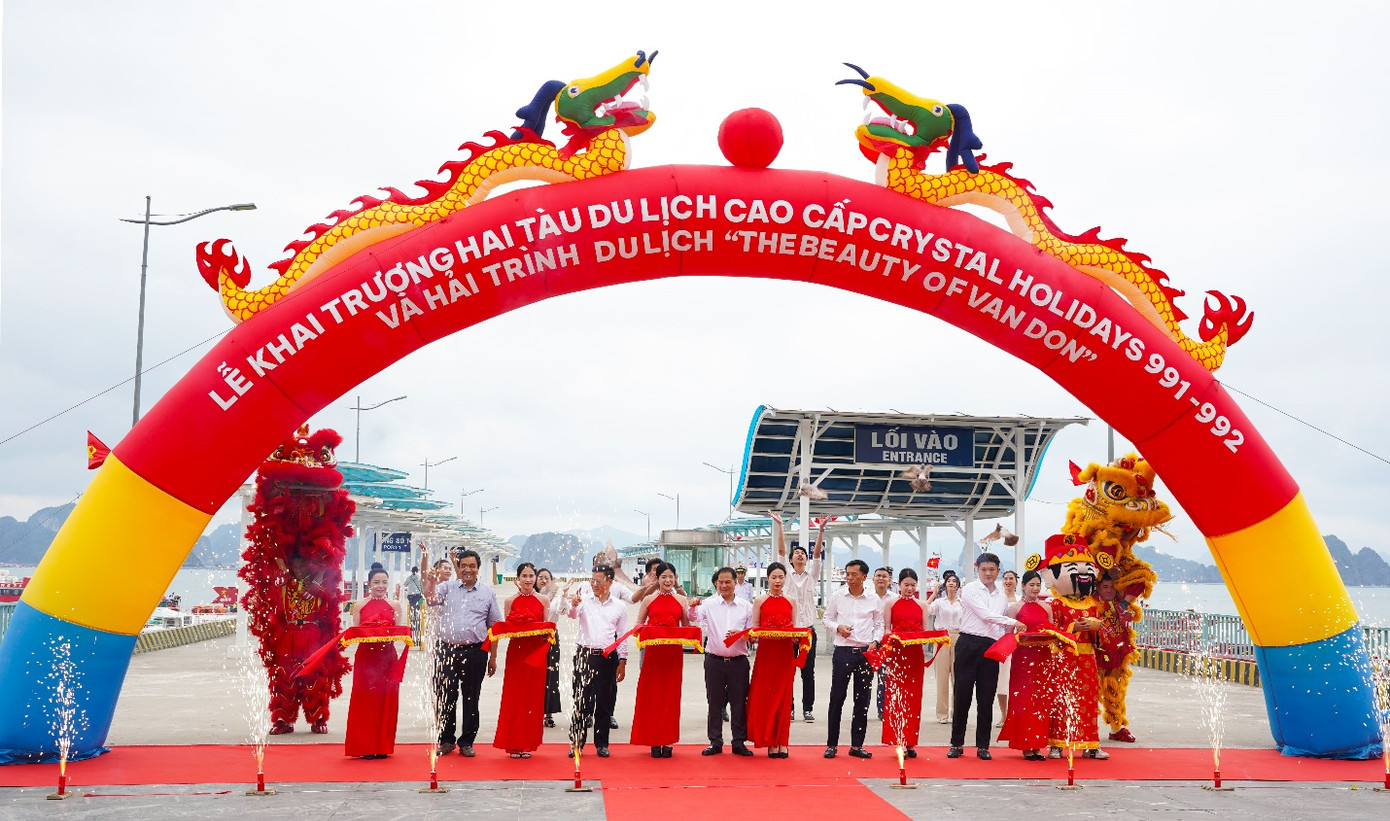 Lễ khai trương 02 tàu du lịch cao cấp Crystal Holidays 991 và Crystal Holidays 992 và khai trương “Hải trình The Beauty of Van Don” ngày 05/5/2025.