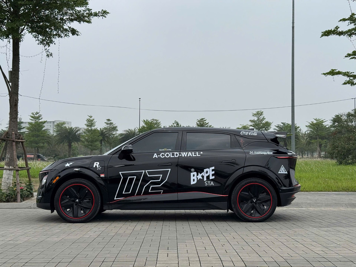 Theo anh Huy, nhìn ngang thân xe, VF 7 gợi nhớ tới dòng siêu xe SUV của Ý. Theo anh Huy, nhìn ngang thân xe, VF 7 gợi nhớ tới dòng siêu xe SUV của Ý.