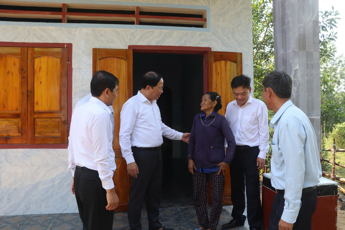 Lãnh đạo tỉnh Bình Định chia vui cùng các gia đình về nhà mới